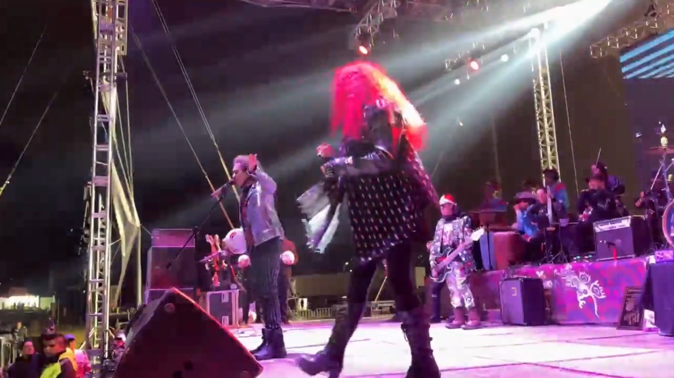 #Video Alex Lora cae de espaldas durante concierto