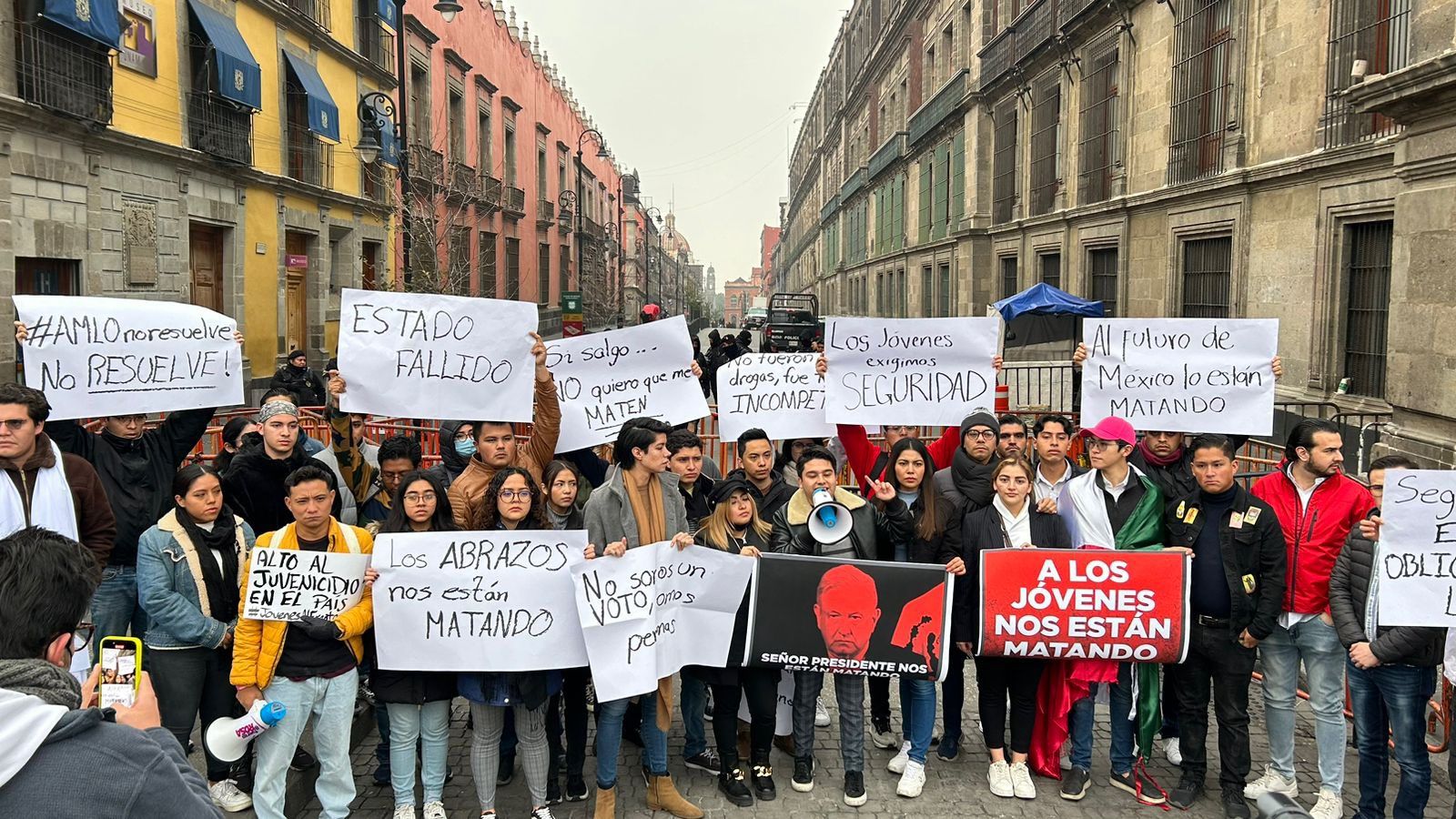 #Video Jóvenes protestan afuera de Palacio Nacional por masacre en Salvatierra #Video Jóvenes protestan afuera de Palacio Nacional por masacre en Salvatierra