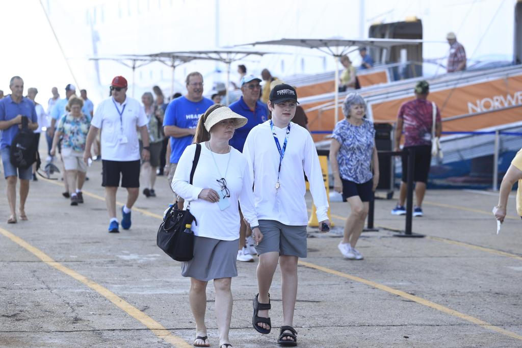 Acapulco recibe a su primer crucero de turistas tras el huracán Otis - turistas-llegan-a-acapulco-de-crucero-internacional-1024x683