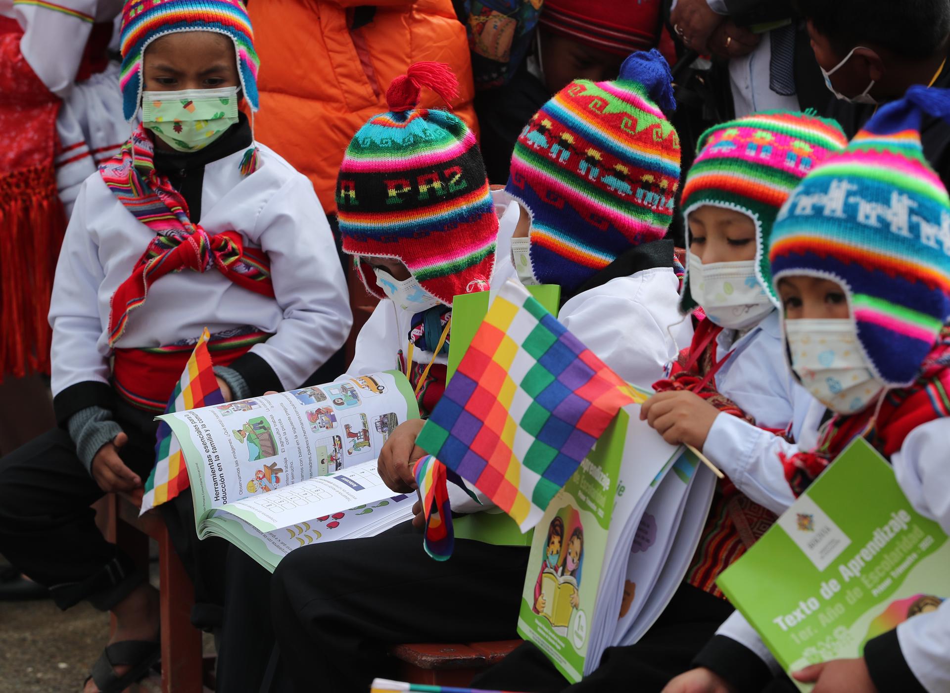 Bolivia ordena uso obligatorio de cubrebocas en escuelas por brote de COVID-19