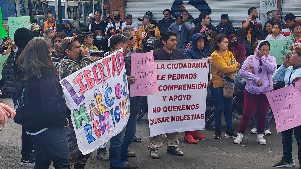 Comerciantes bloquean la Calzada Zaragoza; exigen liberación de detenidos Comerciantes bloquean la Calzada Zaragoza; exigen liberación de detenidos