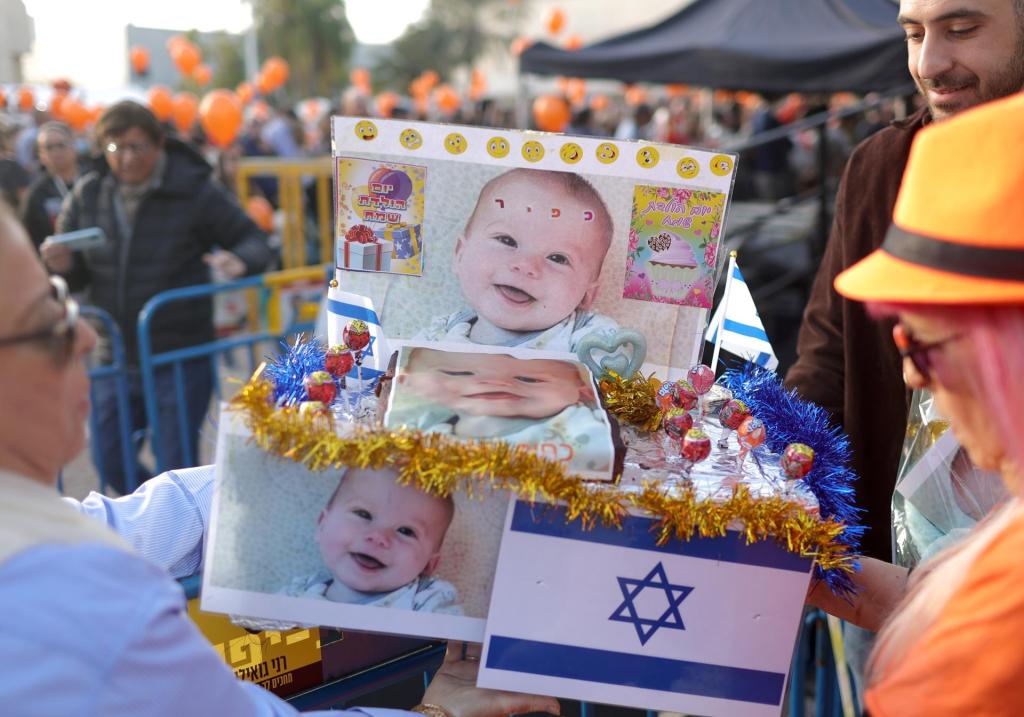 El bebé Kfir Bibas, el rehén más pequeño de Hamás, cumple un año de edad en cautiverio - familiares-de-los-rehenes-tomados-por-hamas-celebran-el-primer-cumpleanos-del-bebe-kfir-bibas-aun-en-cautiverio-1024x717