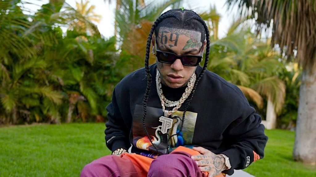 El rapero Tekashi sale en libertad condicional tras ser imputado por violencia de género