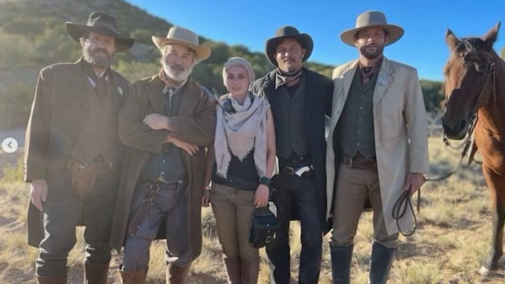 Imputan de nuevo a Alec Baldwin por la muerte de Halyna Hutchins en el rodaje de 'Rust' - prohiben-las-armas-reales-en-el-nuevo-set-de-rodaje-de-rust-1024x576