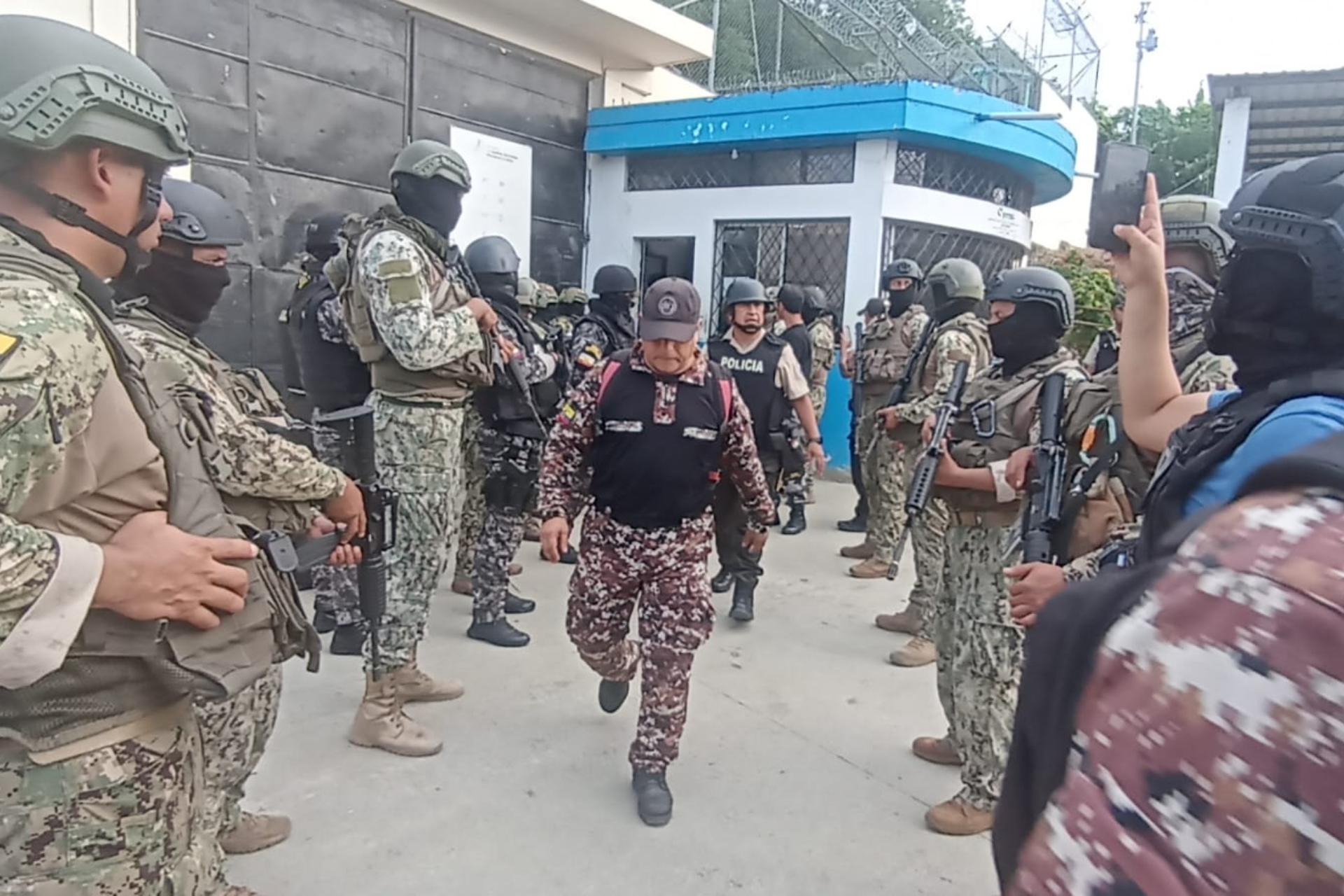 Liberan a 41 funcionarios de prisiones en Ecuador; otros 136 siguen de rehenes en cárceles