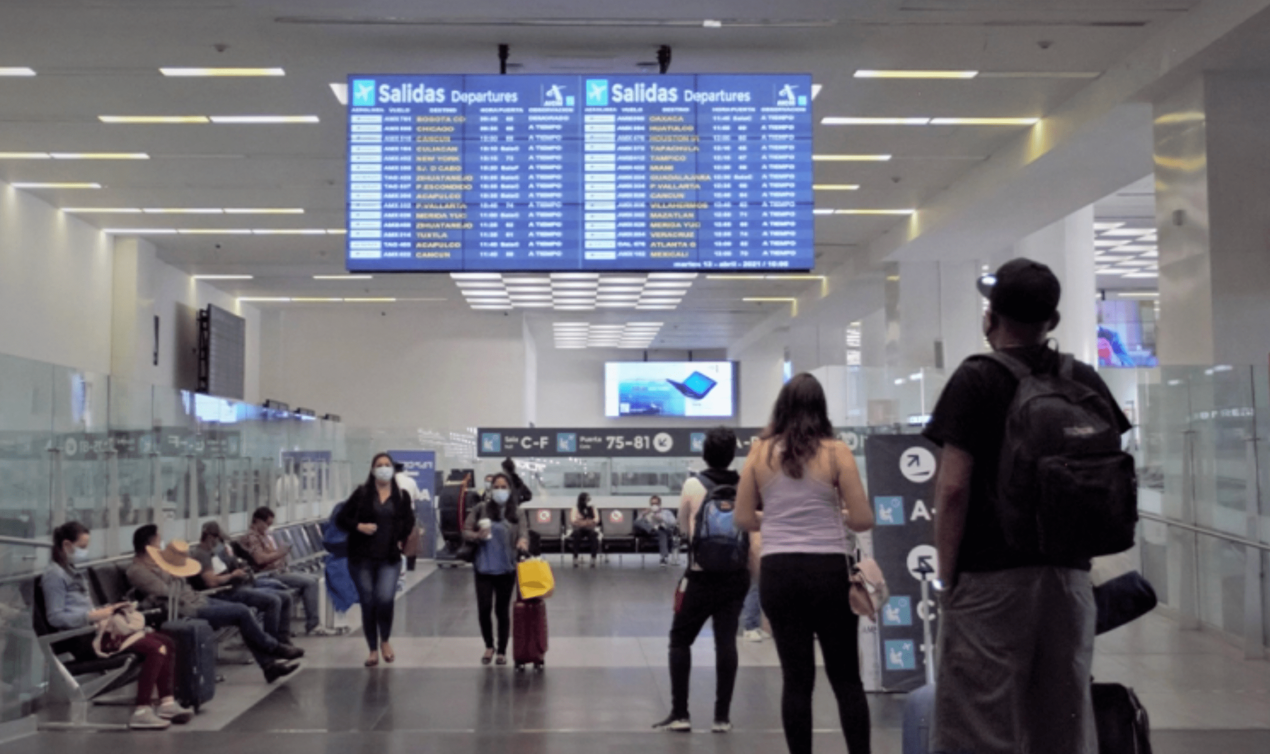 Pantallas de información de vuelos fallan en el AICM Pantallas de información de vuelos fallan en el AICM