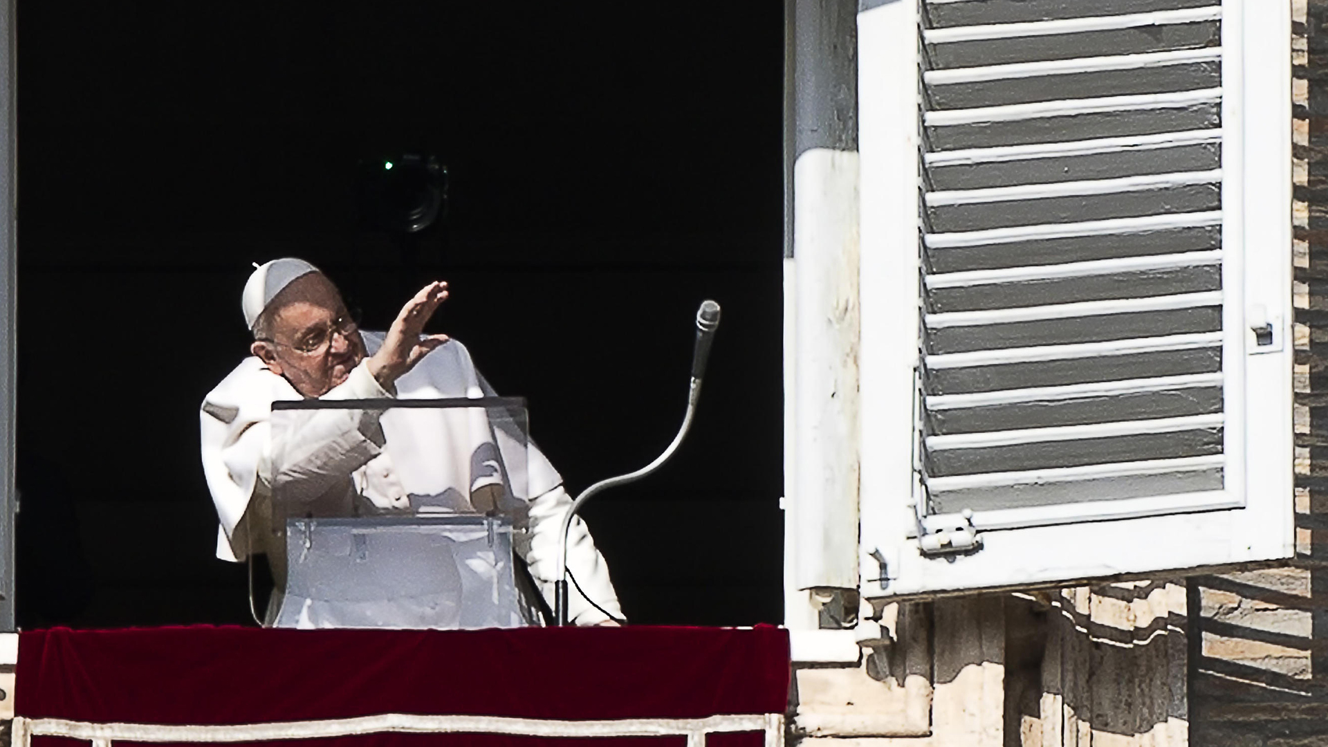 Papa Francisco advierte que las adicciones, las modas y el miedo sofocan la libertad