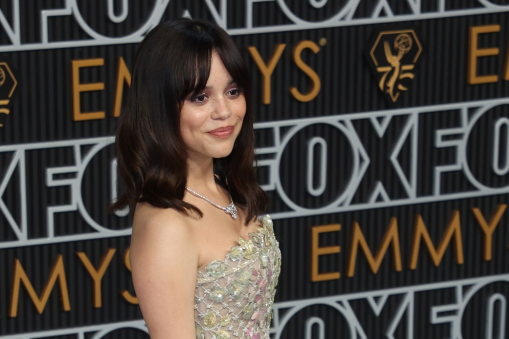 'Succession' y 'The Bear' se llevan la noche de los Emmy con seis galardones cada uno - los-hispanos-pedro-pascal-y-jenna-ortega-se-van-de-vacio-1024x683