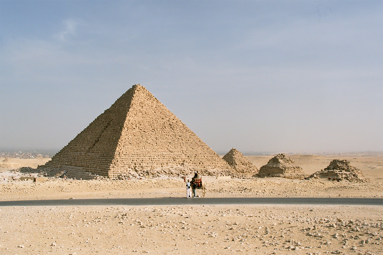 Egipto revisa proyecto para restaurar una de las pirámides de Giza tras una gran polémica