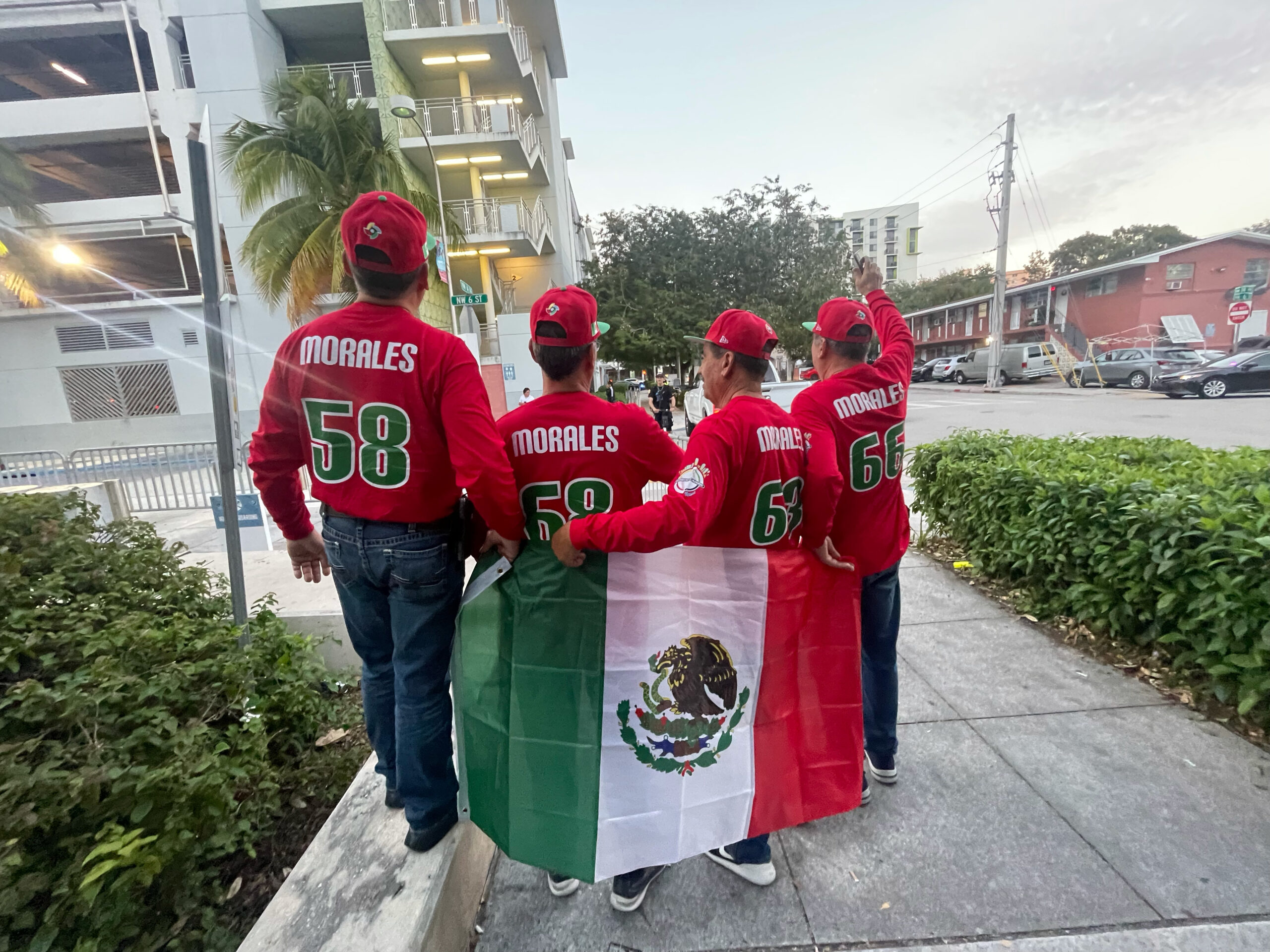 Mexicanos y puertorriqueños comparten “la pasión por el béisbol” en Miami