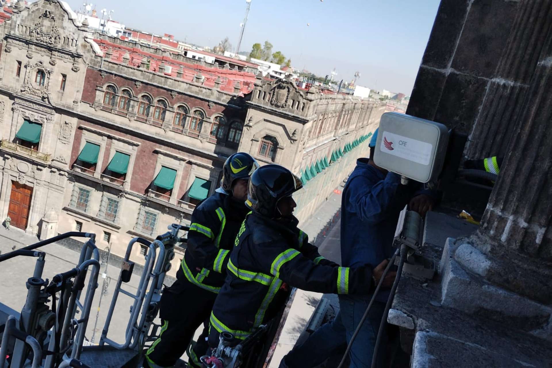 Rescatan a hombre que intentó arrojarse de Palacio del Ayuntamiento de la CDMX Rescatan a hombre que intentó arrojarse de Palacio del Ayuntamiento de la CDMX