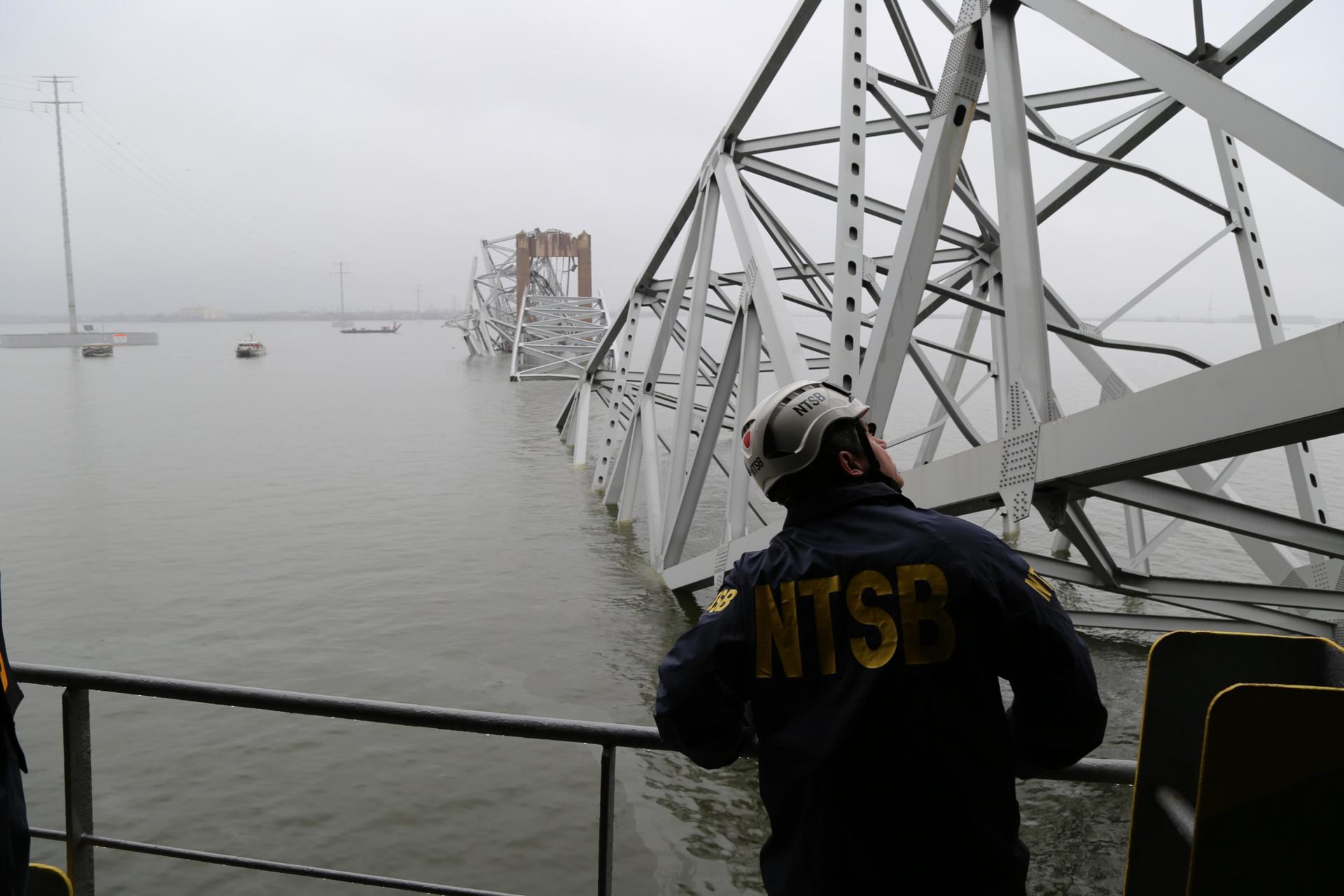 Armada de EE.UU. envía barcazas a Baltimore para retirar escombros del puente colapsado