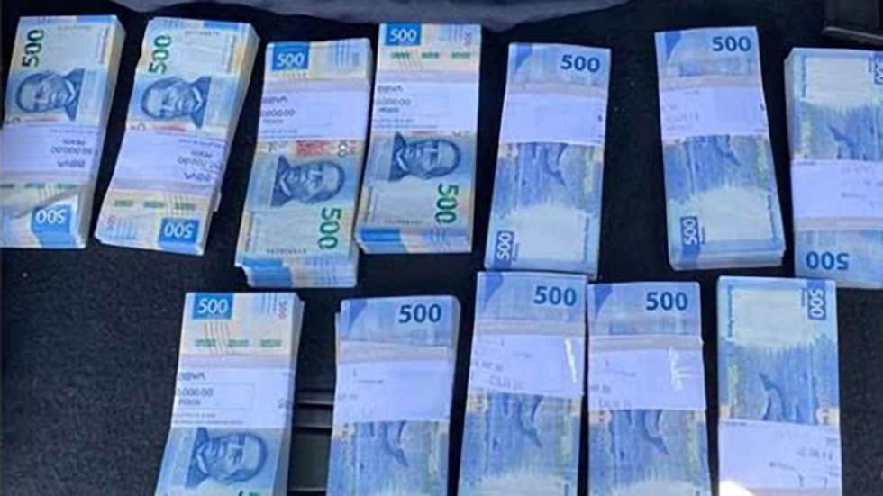 Aseguran a hombre en Lomas de Chapultepec con 700 mil pesos en efectivo