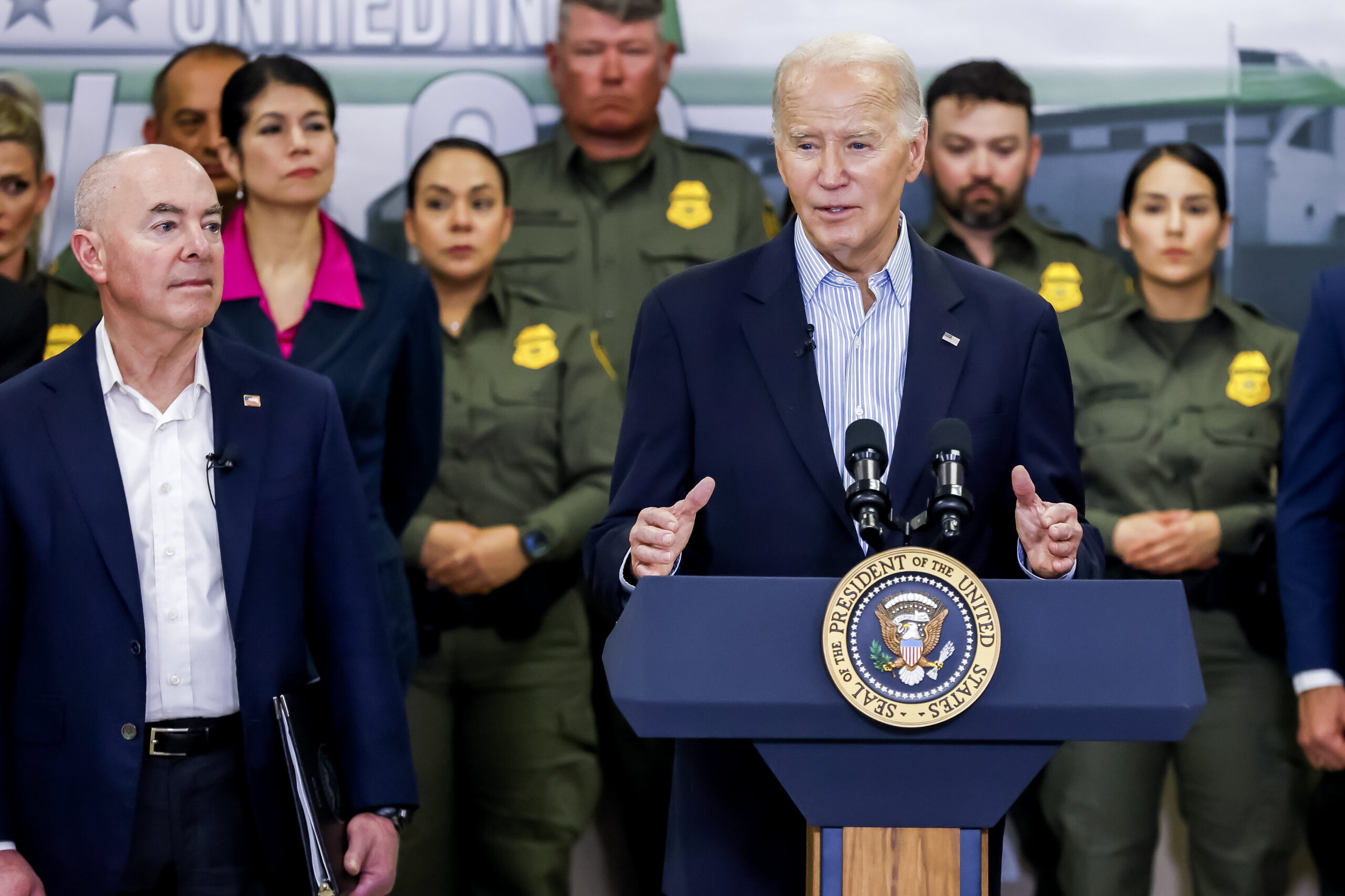 Biden le pide a Trump trabajar juntos para aprobar un acuerdo migratorio en el Congreso