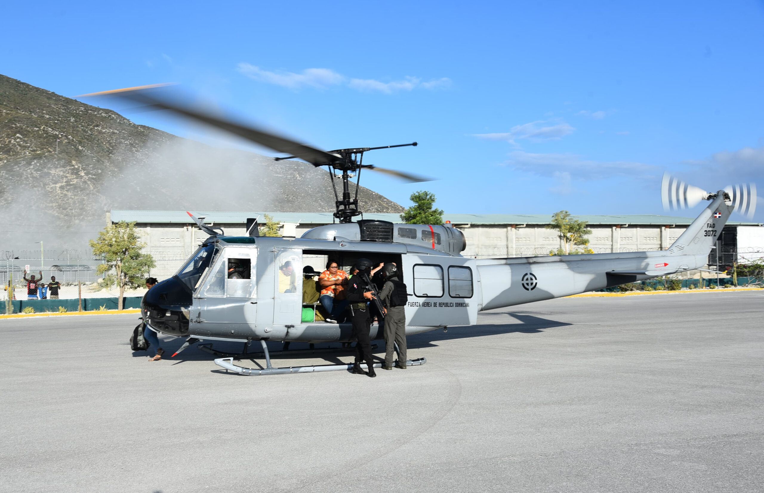 EE.UU. saca en helicóptero de Haití a 15 de sus ciudadanos