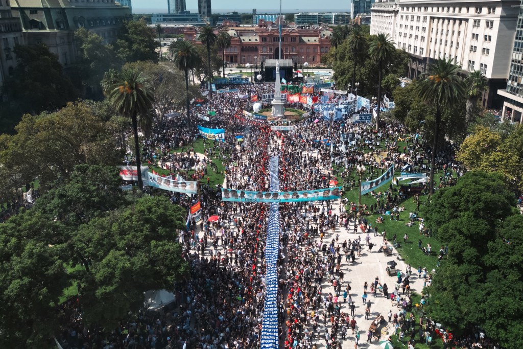 Gobierno de Milei niega la cifra de 30 mil desaparecidos durante la dictadura militar en Argentina - argentina-desaparecidos-dictadura-protesta-4-1024x683