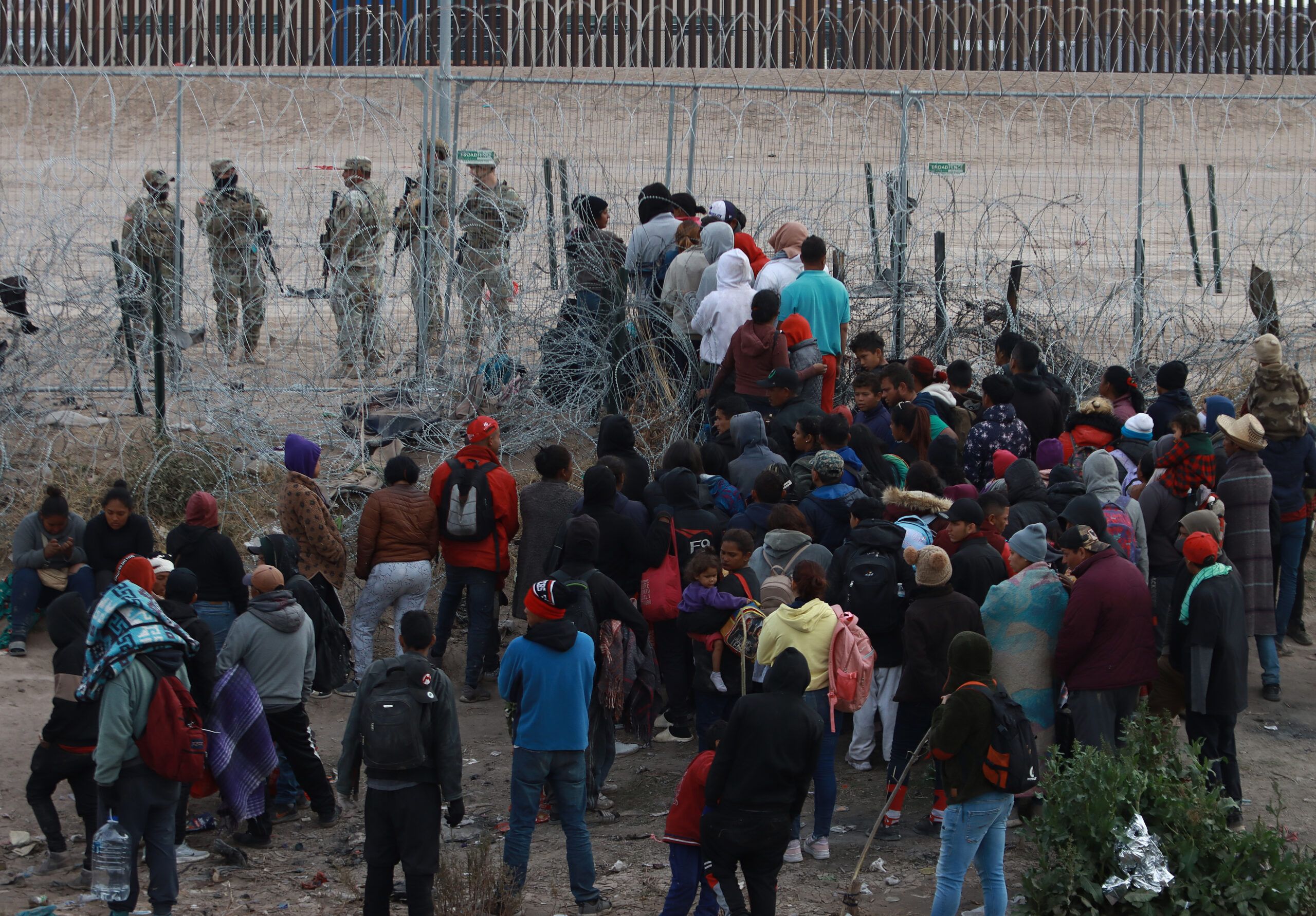 Guardia Nacional de Texas desbordada por migrantes en la frontera de El Paso