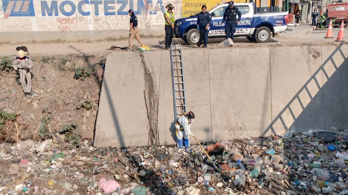 Hallan restos humanos en canal de aguas negras de Ecatepec