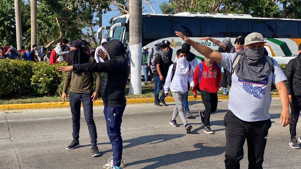 Inicia primera audiencia por asesinato de Yanqui Kothan; normalistas exigen justicia - normalistas-en-juzgados-federales-de-acapulco-por-audiencia-de-asesinato-de-companero-1024x576