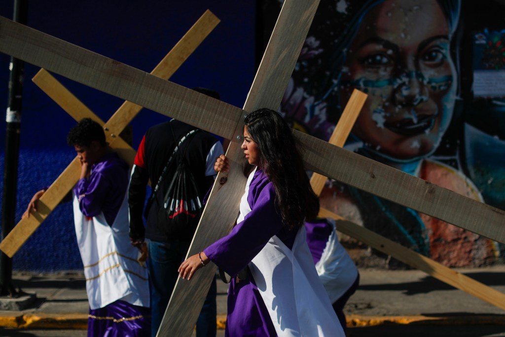 Iztapalapa celebra un viacrucis marcado por la ola de calor y la escasez de agua - iztapalapa-celebra-un-viacrucis-marcado-por-la-ola-de-calor-y-la-escasez-de-agua-1024x683
