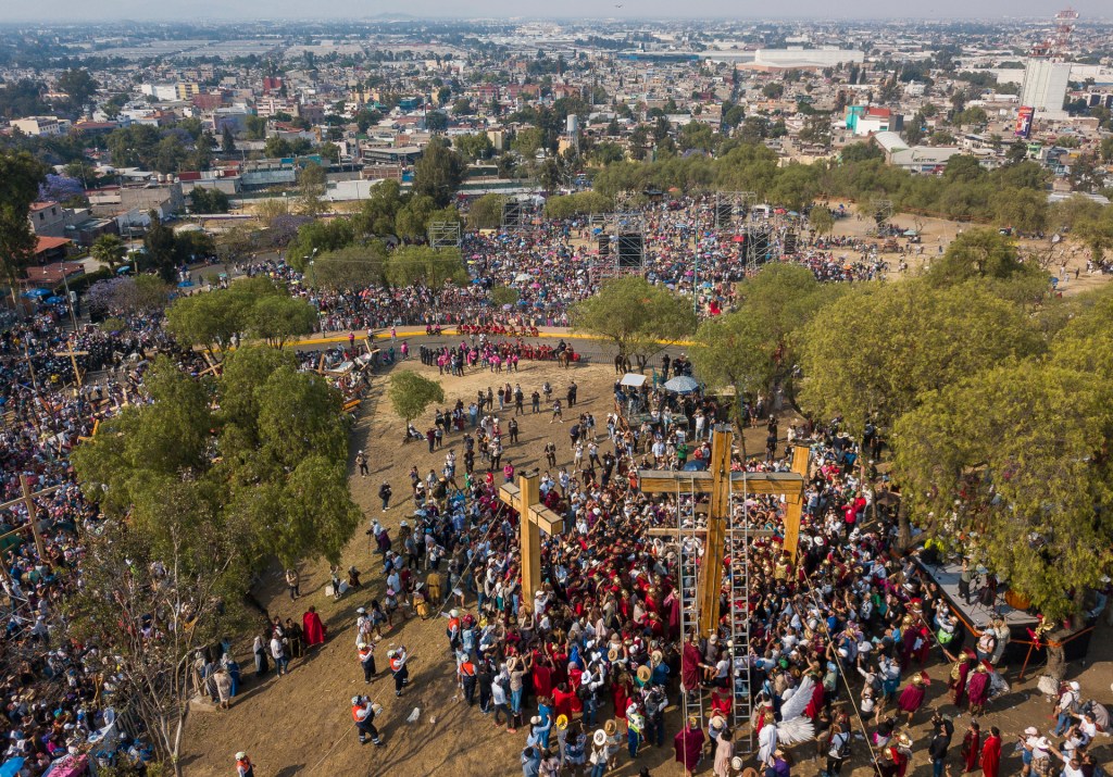 Iztapalapa celebra un viacrucis marcado por la ola de calor y la escasez de agua - iztapalapa-celebra-un-viacrucis-marcado-por-la-ola-de-calor-y-la-escasez-de-agua-3-1024x715