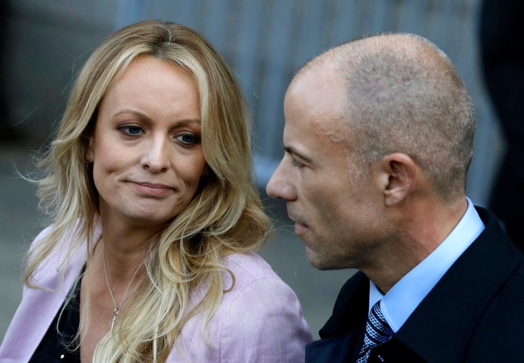 Juez del caso Trump en Nueva York permitirá testificar a actriz porno y exabogado - daniels-debera-pagar-honorarios-legales-a-trump-en-su-demanda-por-difamacion-1024x709