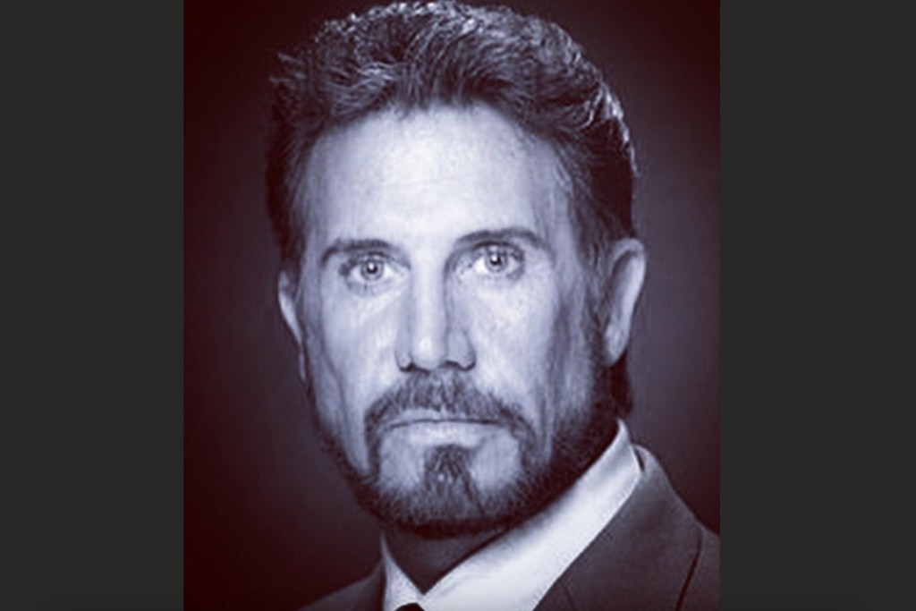 Juez desestima la demanda contra programa migratorio humanitario de Biden para 4 países - migrantes-intentan-cruzar-cerco-de-puas-entre-el-rio-bravo-y-texas-1024x648