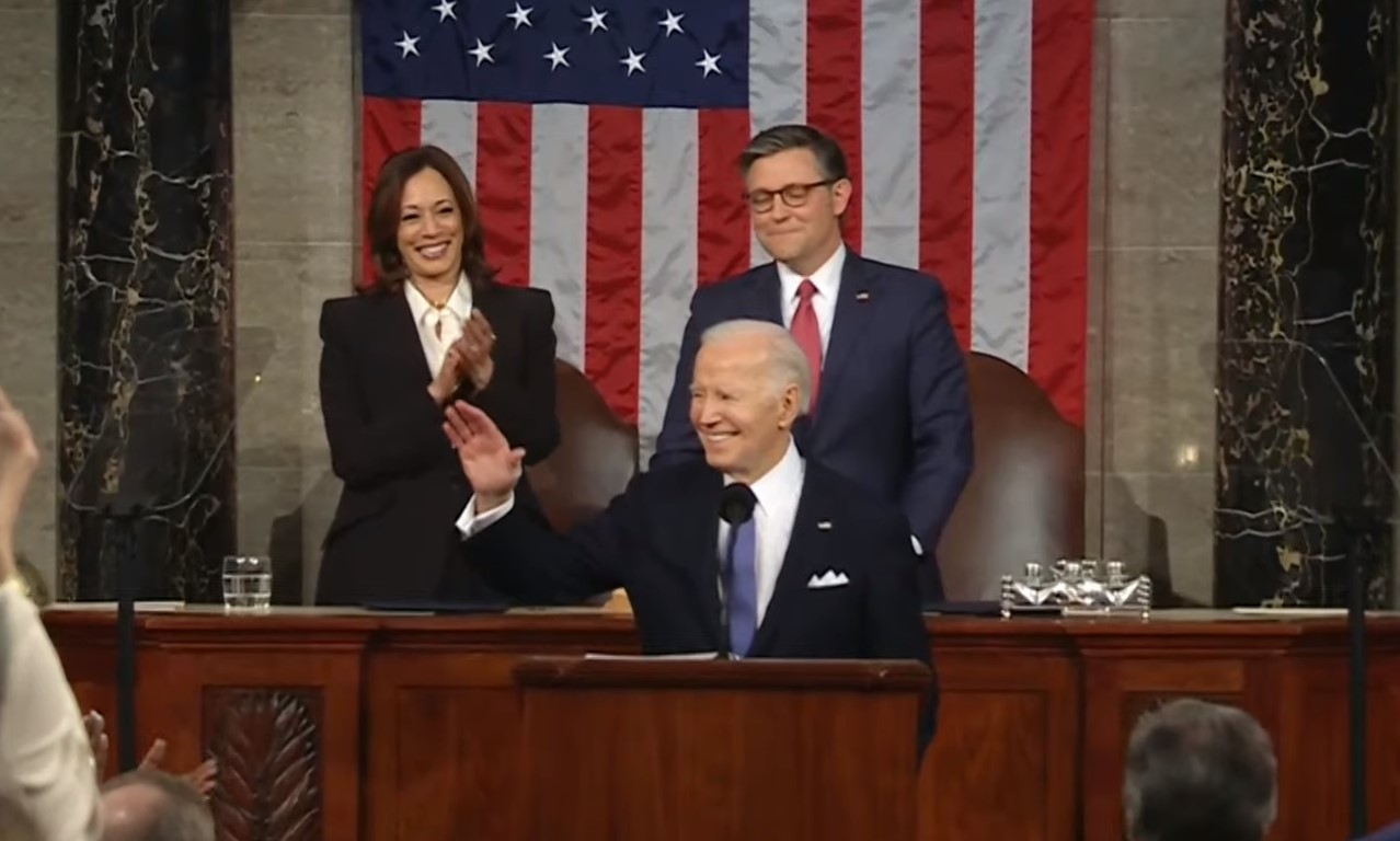 “La democracia está bajo ataque aquí y en el extranjero”, advierte Joe Biden en su discurso sobre el Estado de la Unión