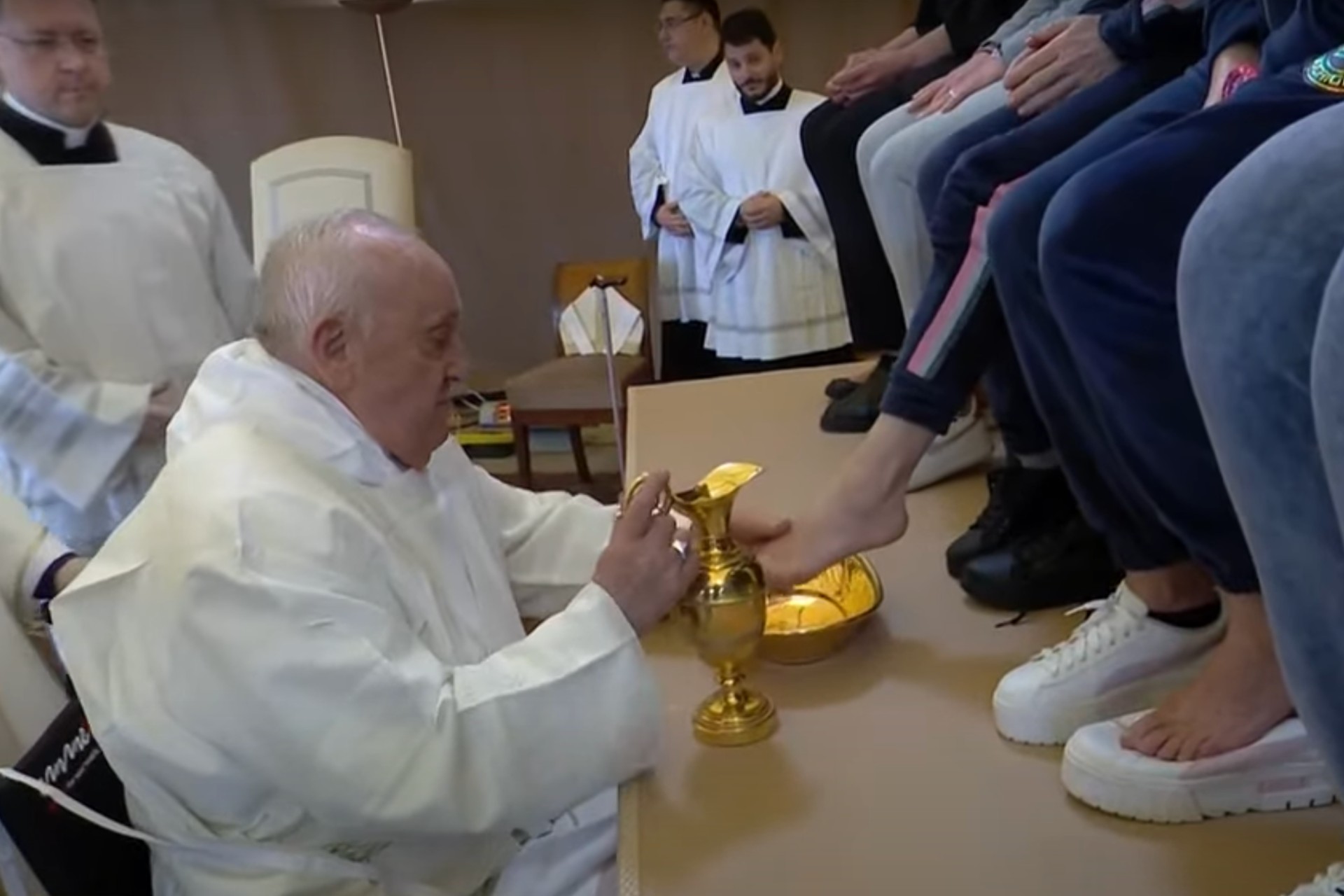 Papa Francisco lava los pies a doce reclusas por Jueves Santo Papa Francisco lava los pies a doce reclusas por Jueves Santo