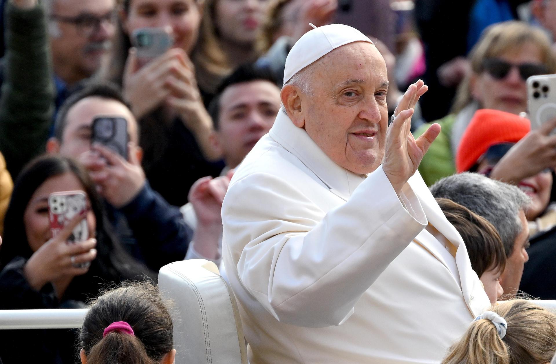 Papa Francisco sigue resfriado pero celebra la audiencia general