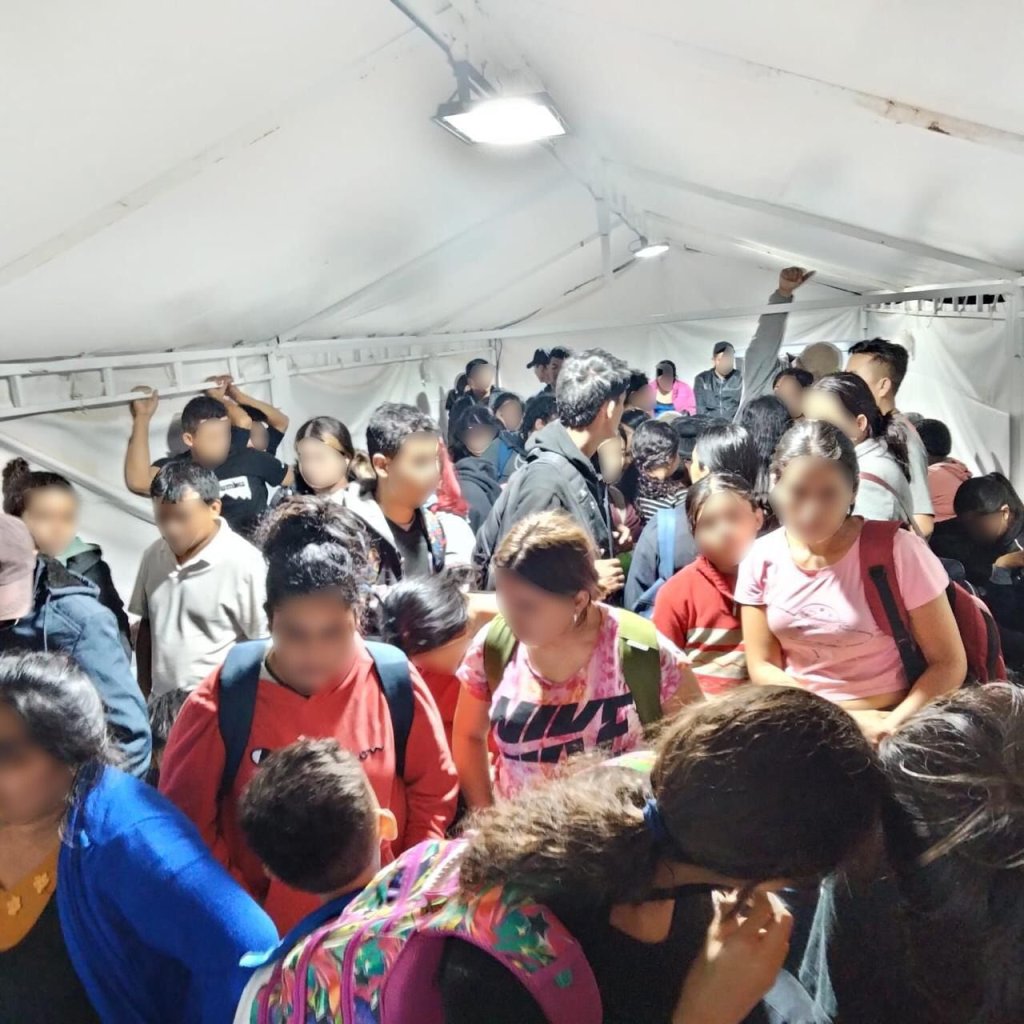 Rescatan a 144 migrantes hacinados en vagón de tren en Coahuila - migrantes-rescatados-de-tren-en-coahuila-1024x1024