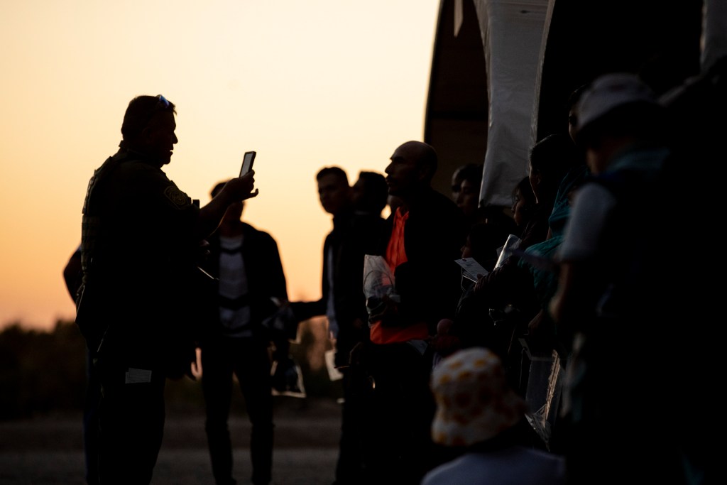 Supremo de EE.UU. prohibe ley de Texas que permite a policías detener y expulsar migrantes - supremo-de-eeuu-frena-ley-de-texas-que-autoriza-a-policias-a-expulsar-migrantes-1024x683