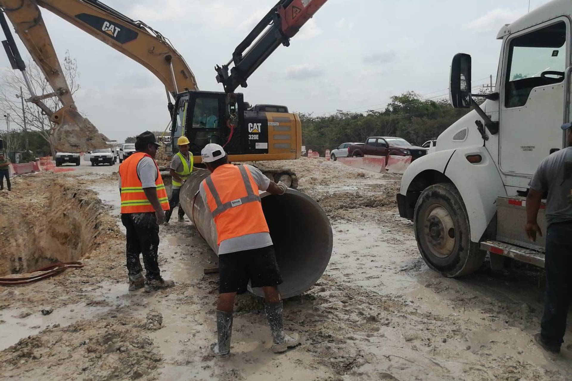 Trabajos del Tren Maya dañan tubería en Chetumal, dejándola sin agua