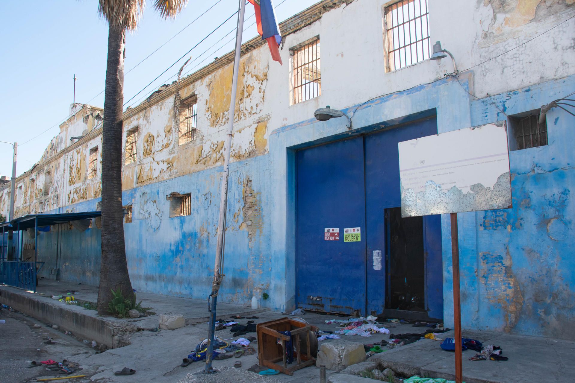 Unos 3 mil 600 presos huyeron de la cárcel de Puerto Príncipe tras ataque