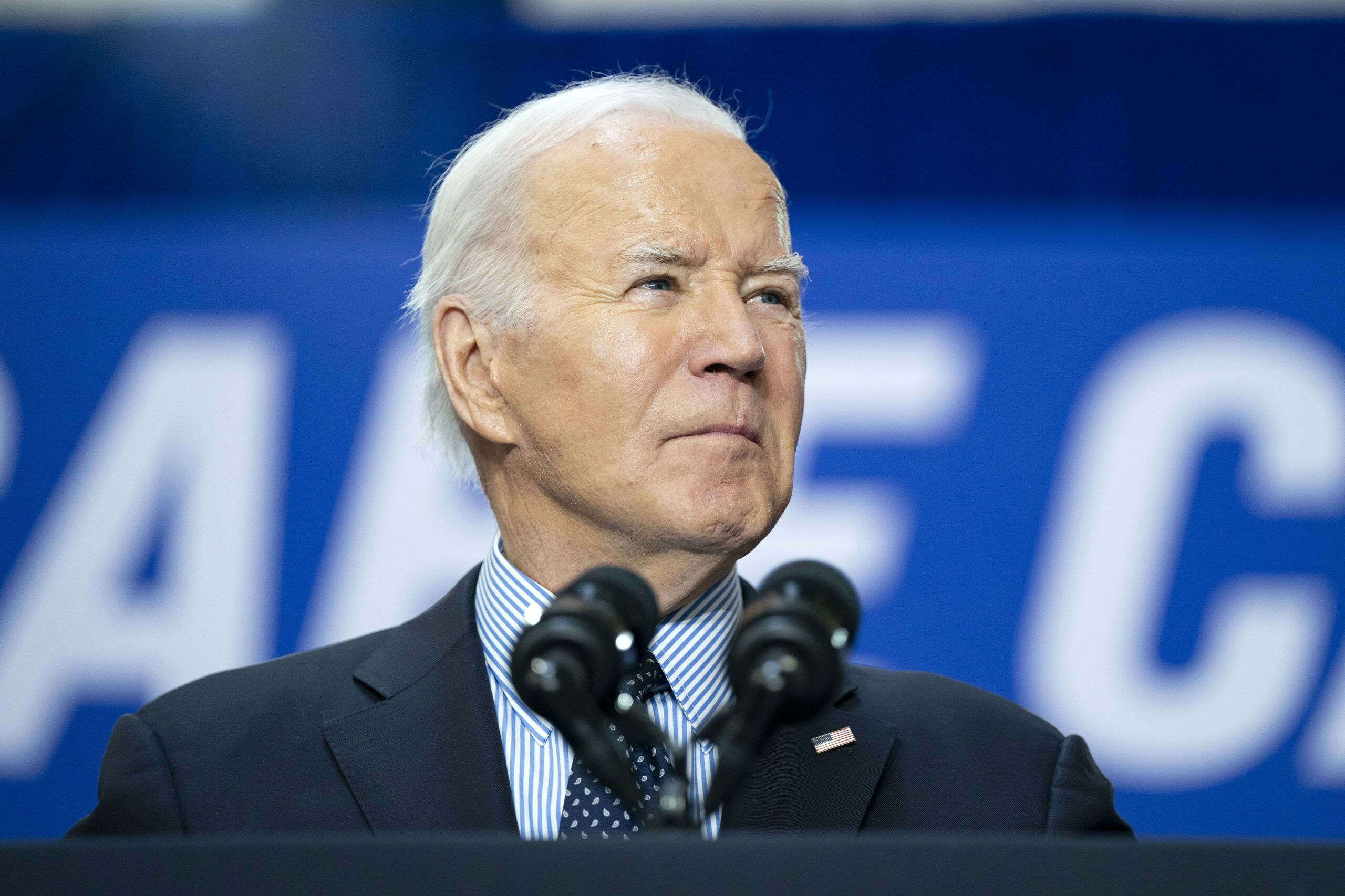 Cae la aprobación de Biden entre los latinos, mientras mejora la de Trump, según encuesta