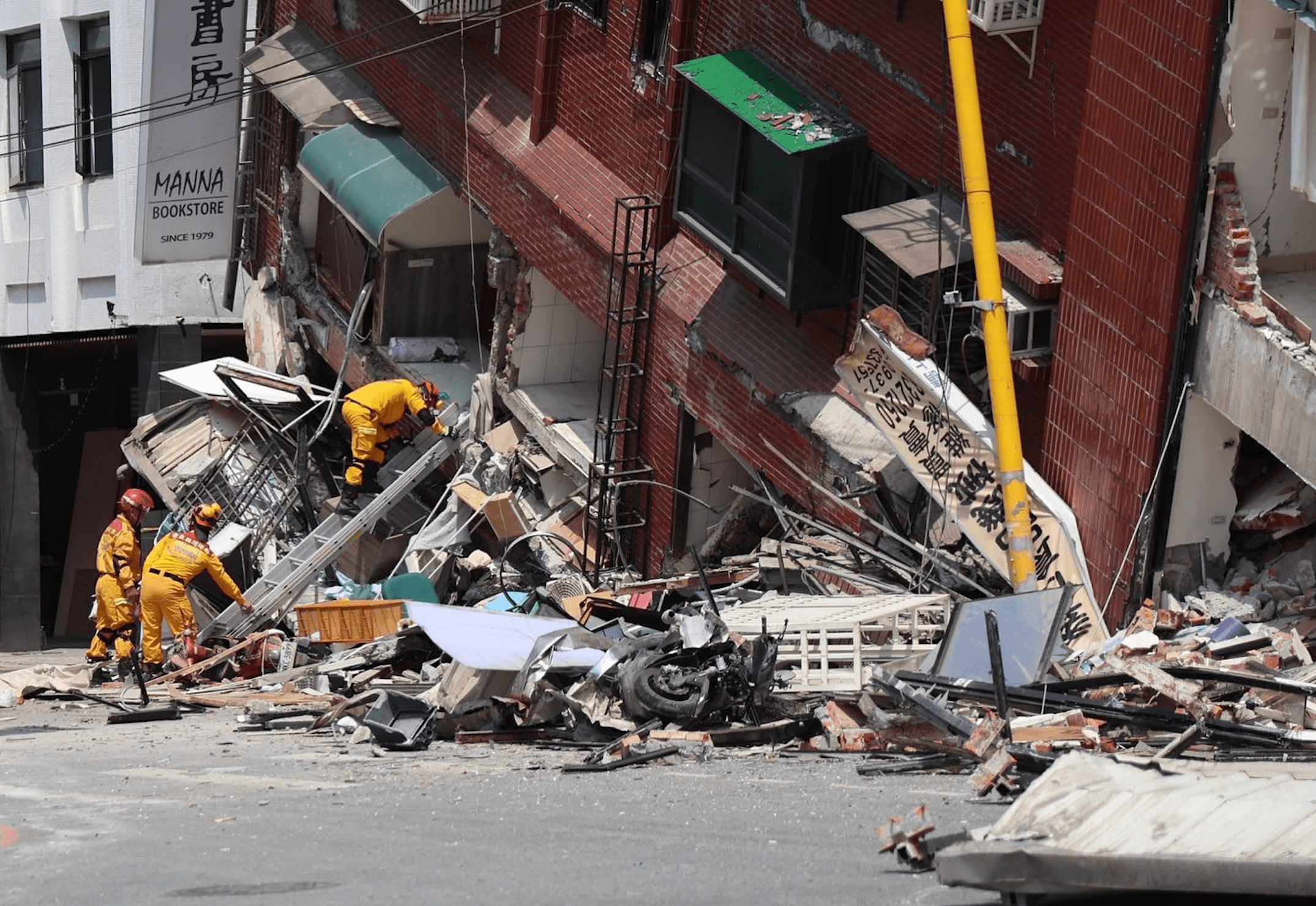 Continúan labores de rescate de más de 100 personas tras sismo de Taiwán
