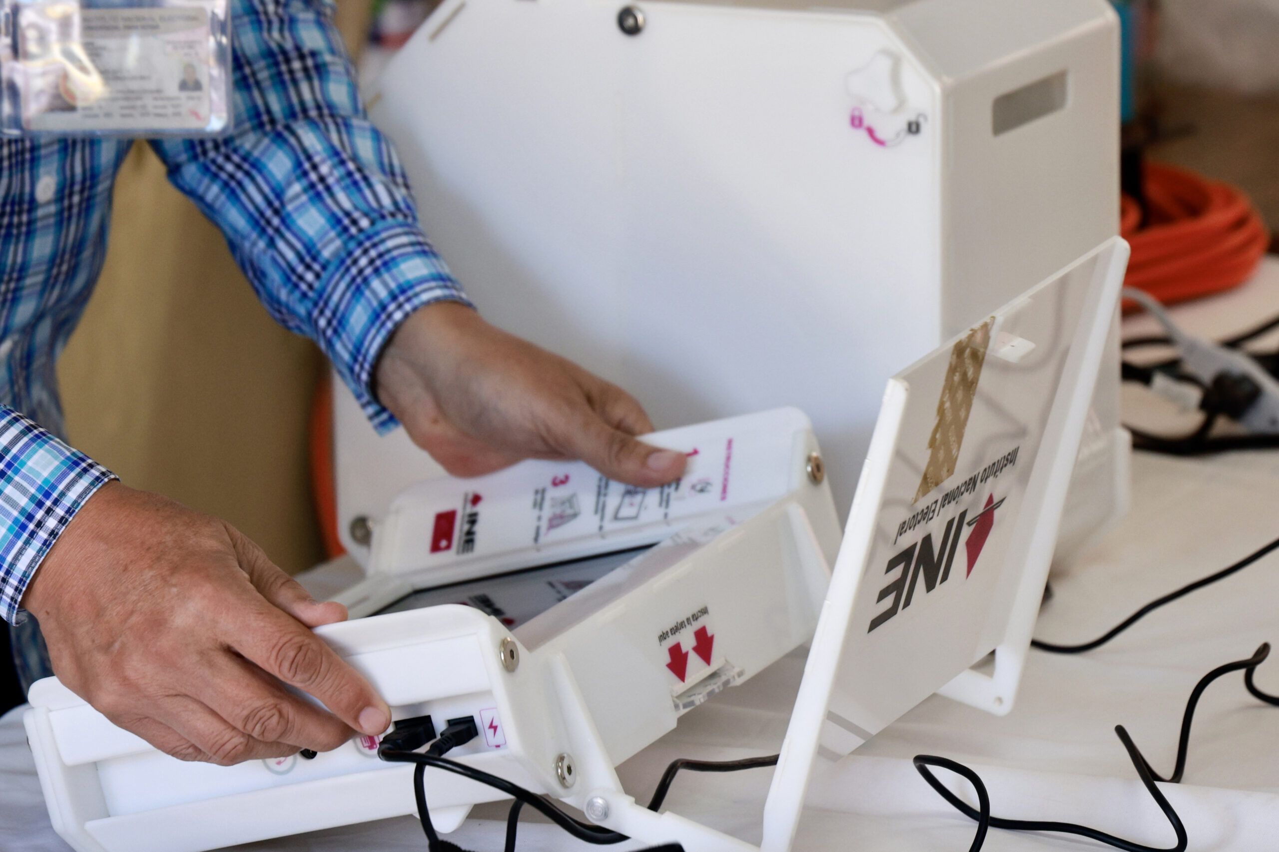 Detecta INE inconsistencias en más de 35 mil registros para votar desde el extranjero Detecta INE inconsistencias en más de 35 mil registros para votar desde el extranjero