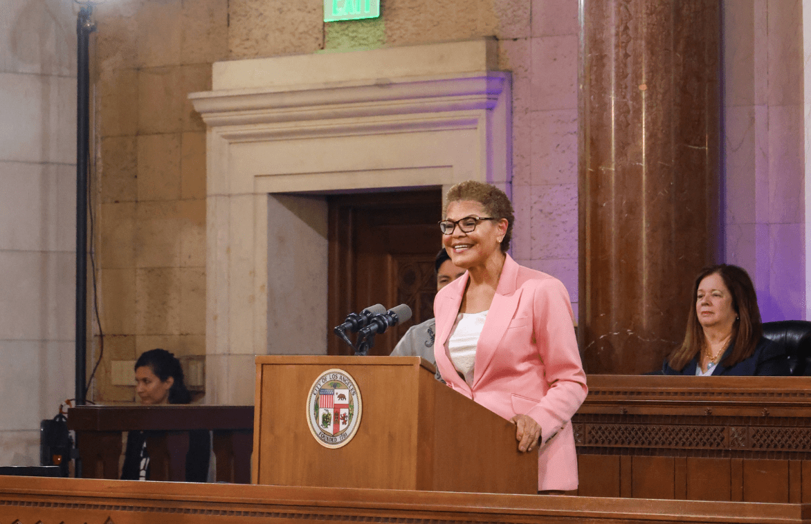 Detienen a sujeto que irrumpió en la casa de la alcaldesa de LA, Karen Bass