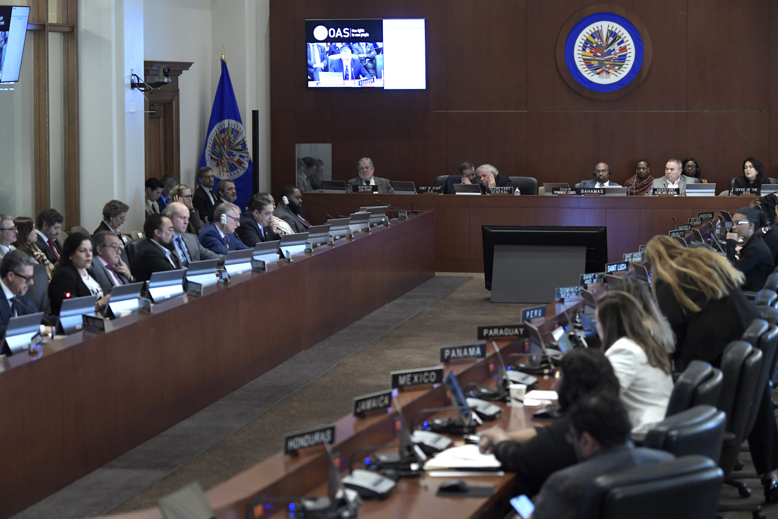 Ecuador rechaza la condena de la OEA pero se abre a reconstruir la confianza con México