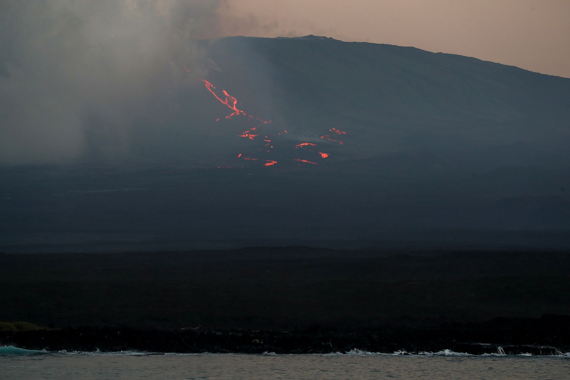Lava de volcán en Islas Galápagos llega al mar tras 35 días de erupción Lava de volcán en Islas Galápagos llega al mar tras 35 días de erupción