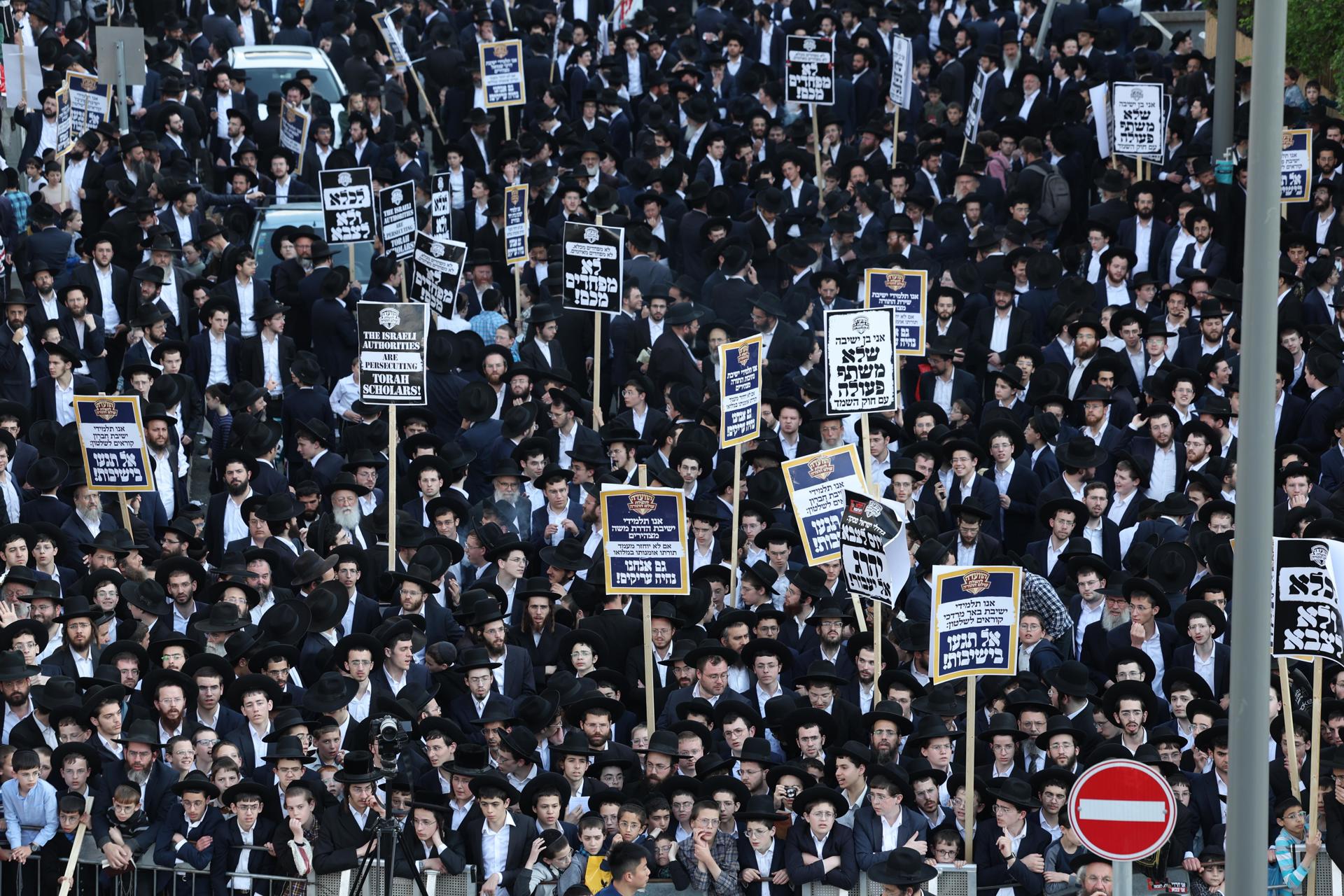 Miles de ultraortodoxos se manifiestan contra el reclutamiento militar en Jerusalén