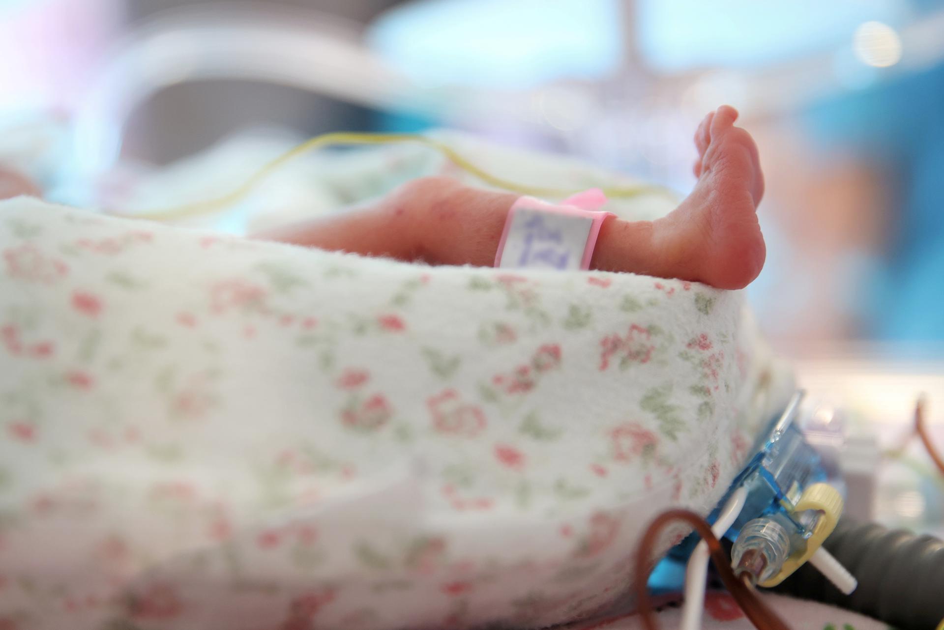 Murió la bebé rescatada por cesárea del vientre de su madre tras un ataque israelí en Gaza