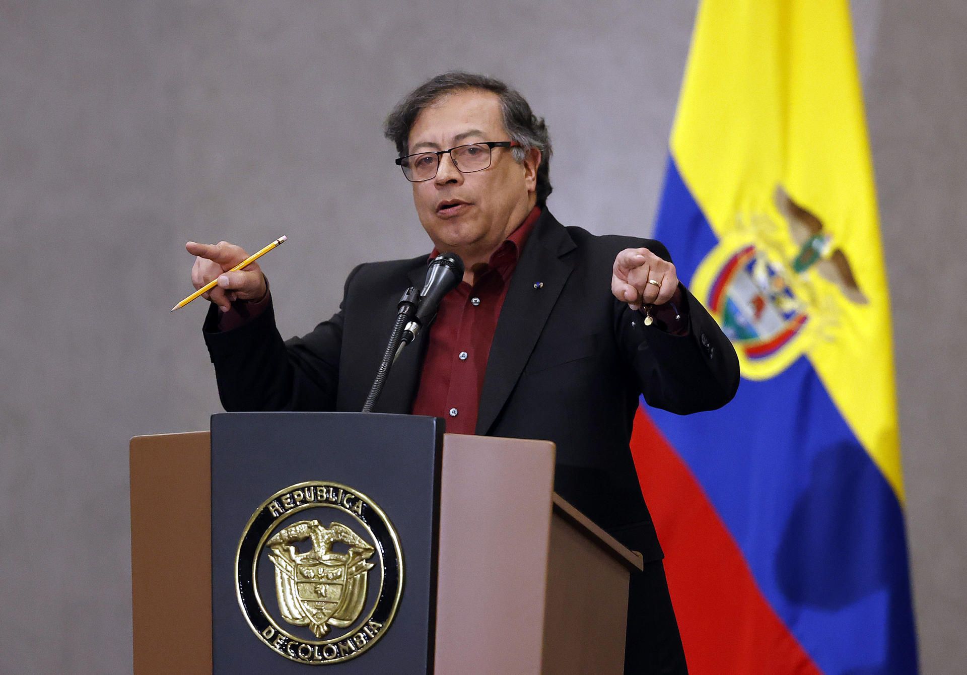 Petro suspende reunión de gabinete con Ecuador por violación de embajada mexicana en Quito