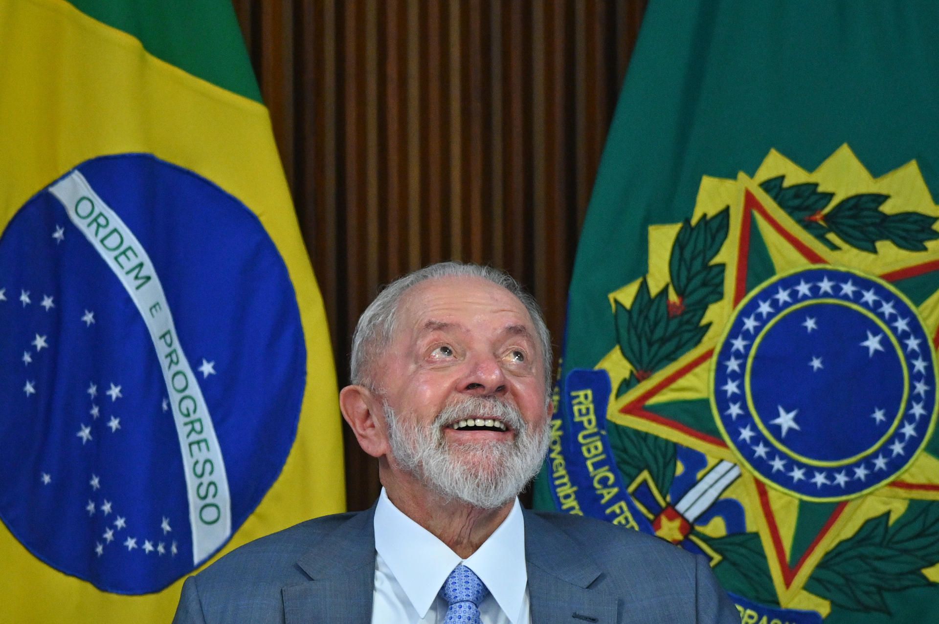 Pide Lula da Silva a brasileños viajar dentro de su país antes que ir a Disneyland o París