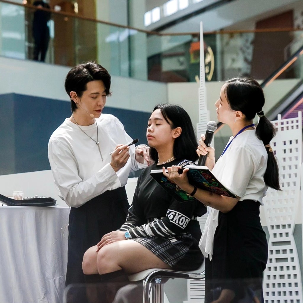 Prueba de maquillaje en Korea Brand Expo