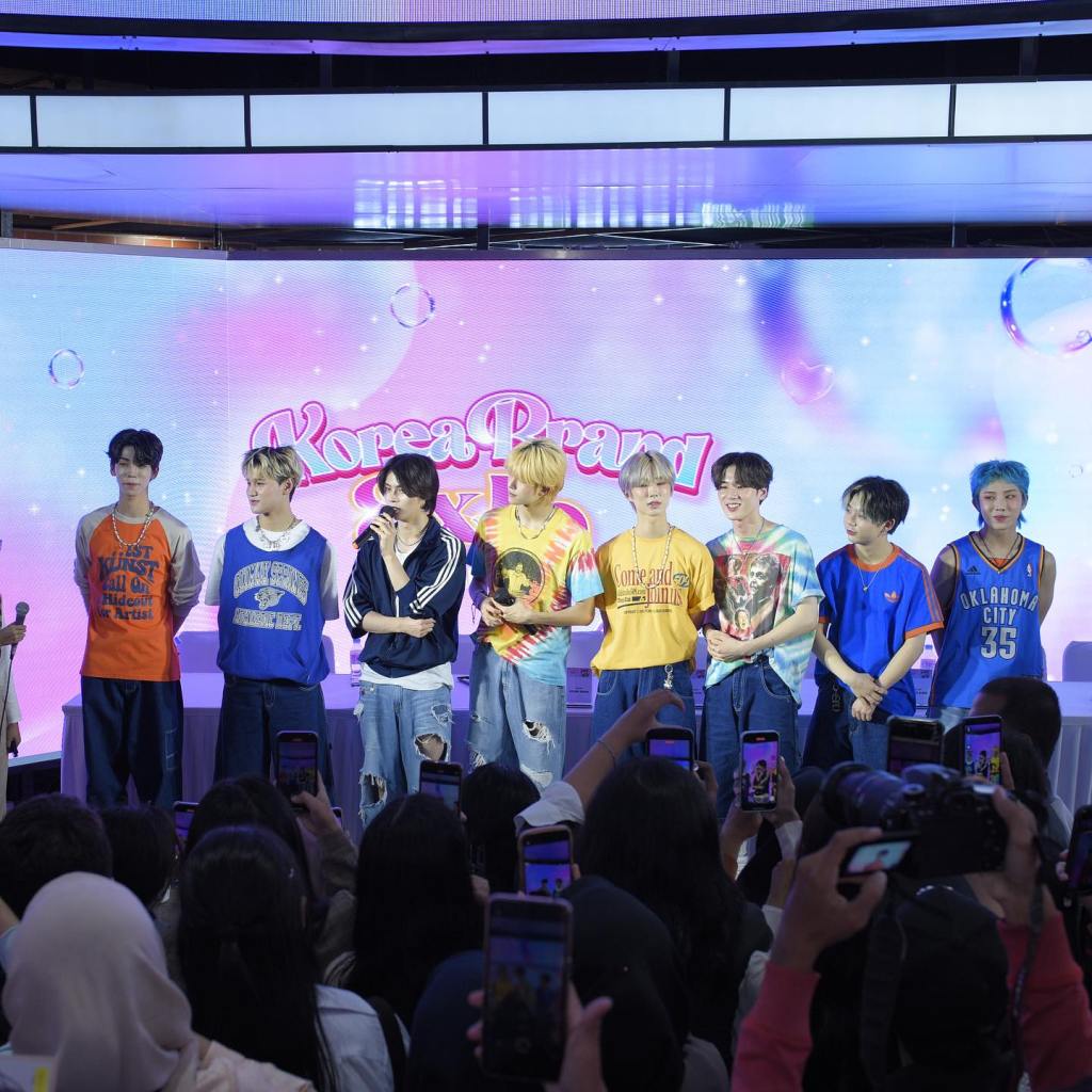 Grupo de K-Pop 8TURN en Korea Brand Expo