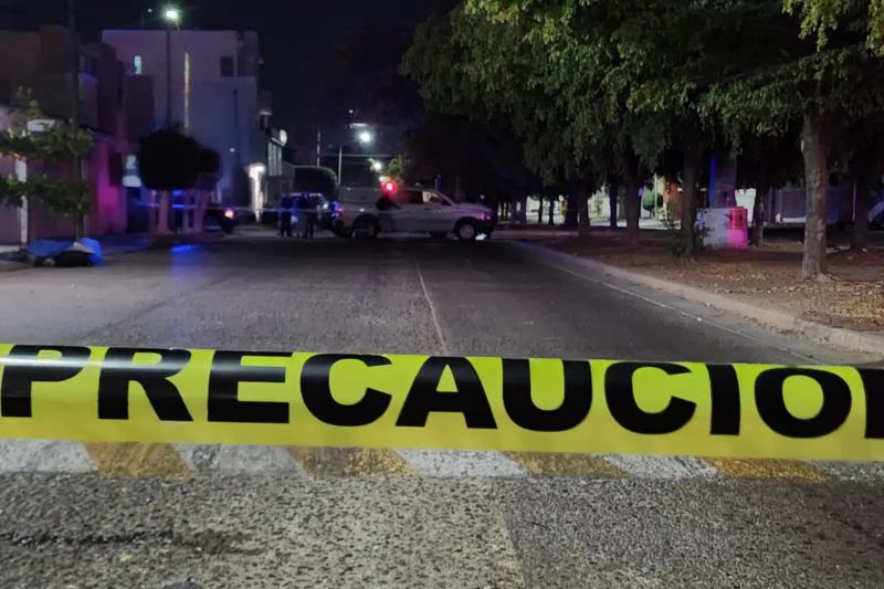 Envueltos en cobijas y con cartulinas, abandonan los cuerpos de 2 hombres en Culiacán, Sinaloa
