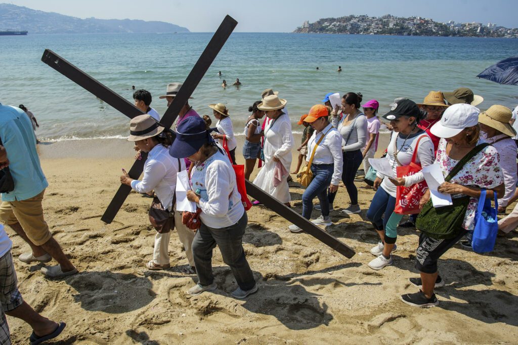 Creyentes de Acapulco claman el fin a la violencia en viacrucis del Viernes Santo