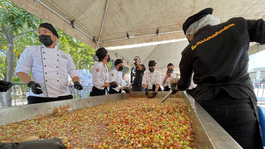 Venden 3 toneladas de ceviche en Culiacán, en favor de restaurantes afectados por la violencia