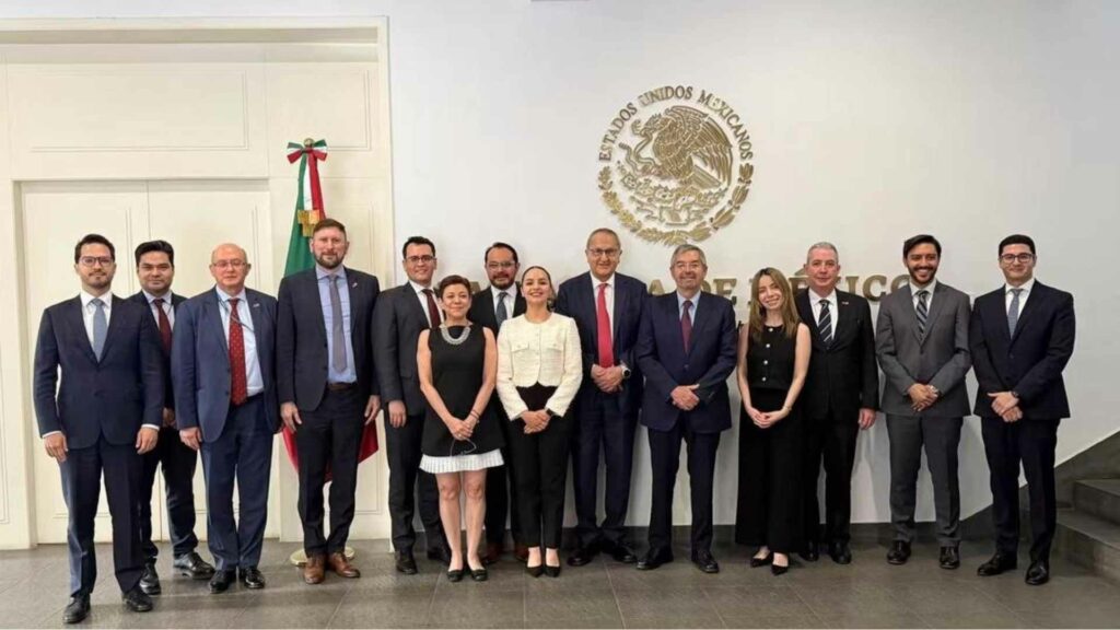 Canciller Juan Ramón de la Fuente visita la Embajada de México en China
